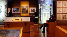 Pengunjung saat melihat pameran "La franc-maconnerie" (Freemasonry) di Perpustakaan Nasional Perancis (BnF), Paris, (11/4).Di tempat ini terdapat berbagai bukti adanya organisai gelap Freemasonry. (REUTERS / Benoit Tessier)