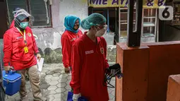Petugas medis saat melakukan vaksinasi Covid-19 secara door to door di kawasan Bogor, Jawa Barat, Rabu (14/7/2021). Badan Intelijen Negara (BIN) menggelar vaksinasi Covid-19 secara door to door kepada warga di 14 provinsi dan menyasar 19.000 warga. (Liputan6.com/Faizal Fanani)