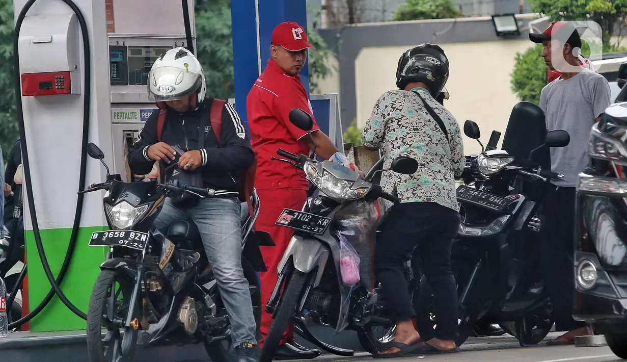 Petugas melakukan pengisian bahan bakar minyak (BBM) di salah satu Stasiun Pengisian Bahan Bakar Umum (SPBU) di Jakarta, Selasa (22/8/2023). Pemerintah menganggarkan subsidi dan kompensasi energi sebesar Rp 329,9 triliun pada Rencana Anggaran Pendapatan dan Belanja Negara (RAPBN) 2024. (Liputan6.com/Angga Yuniar)