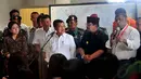 CEO AirAsia, Tony Fernandes (kanan) memberikan beberapa keterangan di hadapan sejumlah keluarga penumpang pesawat AirAsia QZ8501 di Bandara Juanda, Surabaya, Senin, (29/12). (Liputan6.com/Johan Tallo)