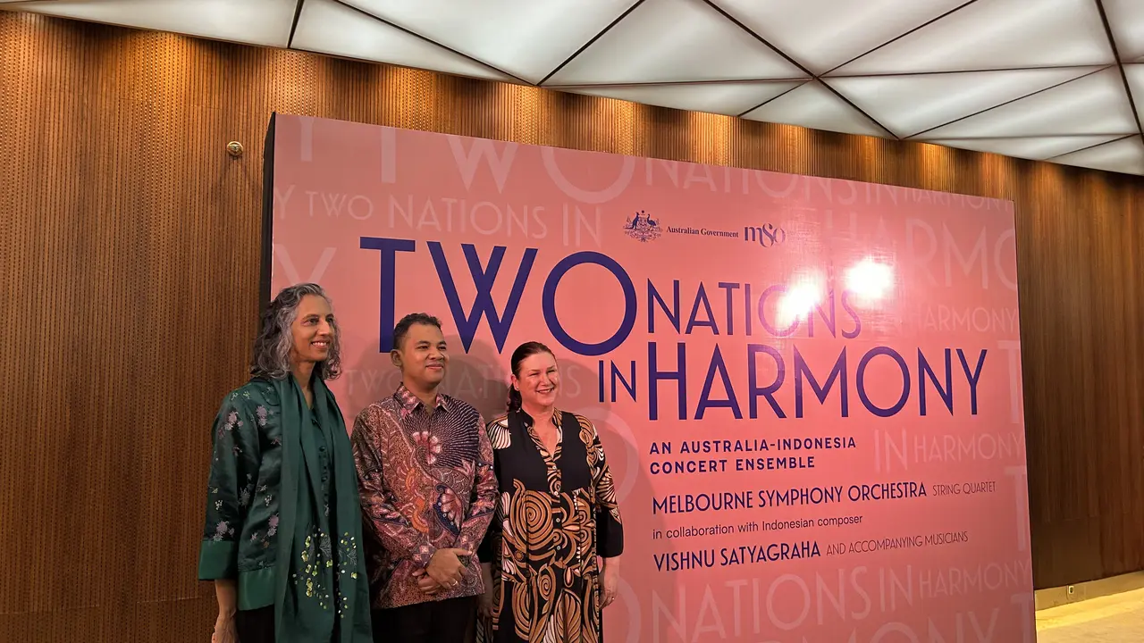 Kuasa Usaha Australia untuk Indonesia Gita Kamath, Komposer Vishnu Satyagraha, dan Chief Operating Officer Suzanne Dembo dalam Acara Two Nations in Harmony yang dilaksanakan pada Kamis (9/7/2026) (Dok: Nasywa Fakhirah)