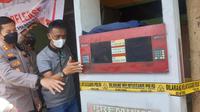 Kapolres Garut AKBP Wirdhanto Hadicaksono dibantu salah satu anggota polres Garut menjelaskas kerja peralatan Pertamini ilegal milik tersangka. (Liputan6.com/Jayadi Supriadin)