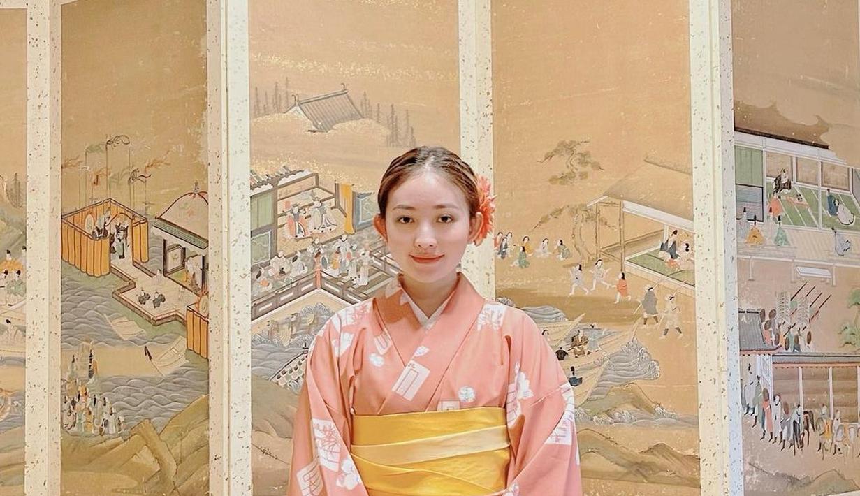 Natasha Wilona terlihat menawan saat mengenakan Kimono, pakaian tradisional Jepang. Saat itu ia berada di Kyoto dalam momen liburan terbarunya. (Liputan6.com/IG/@natashawilona12)