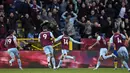 <p>Pemain Burnley Connor Roberts (tengah) merayakan golnya ke gawang Southampton di depan para penggemar pada pertandingan Liga Inggris di Turf Moor, Burnley, Inggris, 21 April 2022. Burnley menang 2-0. (Oli SCARFF/AFP)</p>