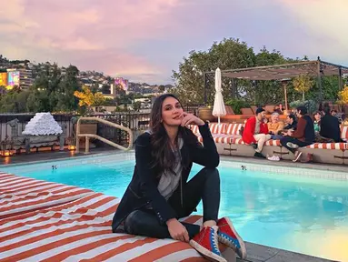 Selain bermain film Luna Maya juga merambah ke dunia bisnis. Melalui Instagram Story, Luna Maya terlihat menawarkan varian baru dari lipctick miliknya itu. (Liputan6.com/lunamaya)