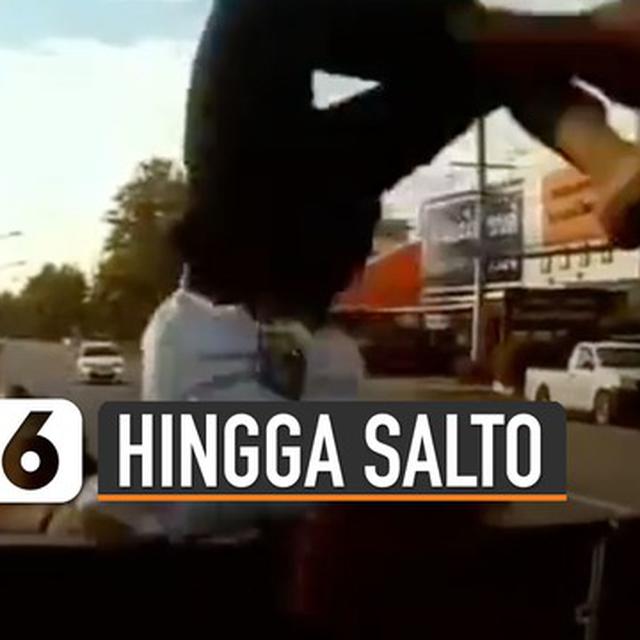 Video Ngilu Pria Tidak Fokus Berkendara Tabrak Mobil Pick Up Hingga Salto Hot Liputan6 Com