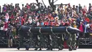 Masyarakat melihat antraksi prajurit TNI menggotong perahu karet saat geladi resik HUT TNI ke-72 di Cilegon, Banten, Selasa (3/10). Geladi resik tersebut untuk memperingati HUT TNI ke-72 yang dilaksanakan tanggal 5 Oktober. (Liputan6.com/Angga Yuniar)