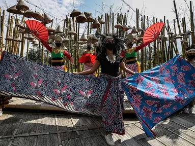 Penari dengan batik dan pakaian tradisional menggelar tarian dan fashion show di Grand Smesco Hills Cisarua, Bogor, Minggu (11/4/2021). Smesco Indonesia dan Yayasan Belantara Budaya Indonesia berkolaborasi menyelenggarakan pagelaran wastra dan budaya menyambut Hari Kartini. (Liputan6.com/JohanTallo)