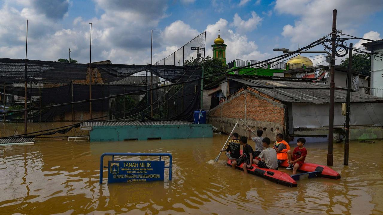 Banjir akibat luapan Sungai Ciliwung di Jakarta