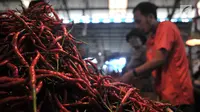 Pedagang cabai menggelar dagangannya di Pasar Induk Kramat Jati, Jakarta, Senin (8/7/2019). Harga cabai di pasar itu mengalami kenaikan dikarenakan berkurangnya pasokan dari petani akibat musim kemarau yang menyebabkan menurunnya jumlah produksi. (merdeka.com/Iqbal S Nugroho)