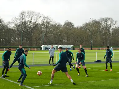 Para pemain Tottenham Hotspur mengambil bagian dalam sesi latihan di Pusat Pelatihan Enfield, London utara (12/2). Tottenham akan bertanding melawan Borrusia Dortmund pada 16 besar Liga Champions di stadion Wambley. (AFP Photo/Glyn Kirk)
