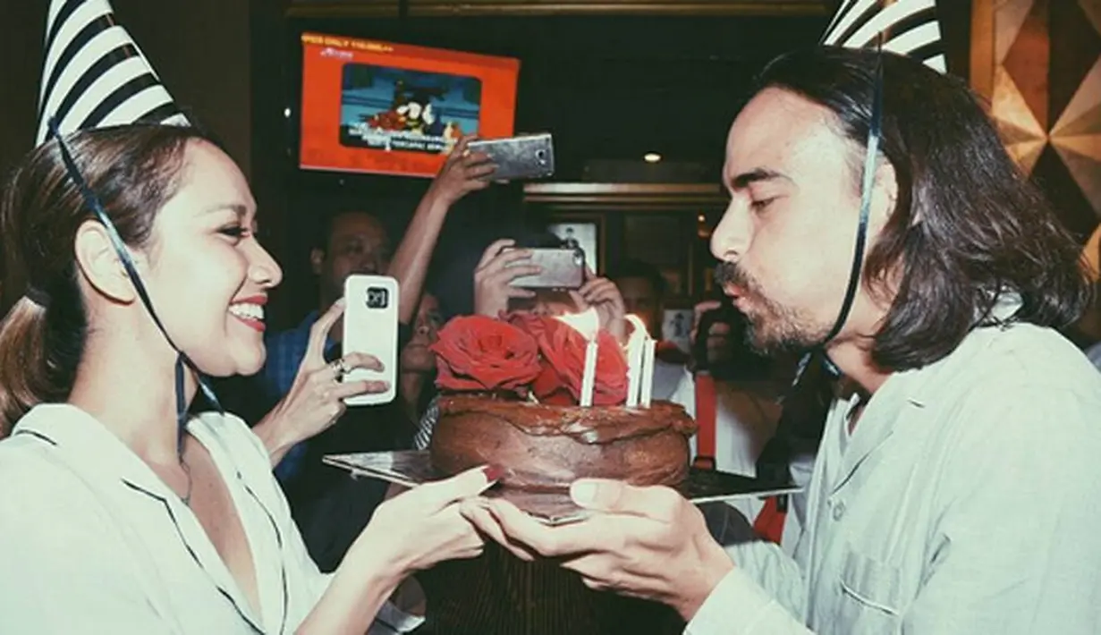 Nampak dalam beberapa foto, pasangan suami istri yang selalu terlihat harmonis itu masih mengenakan piama. Keduanya juga mengenakan topi kerucut. Kue ulang tahun diberikan pada suaminya yang telah memberikan seorang anak itu. (Instagram/teambcl)