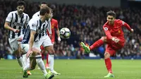 Penyerang Liverpool, Roberto Firmino, melepaskan tendangan ke gawang  West Bromwich Albion pada laga lanjutan liga Inggris di Stadion The Hawthorns, Minggu (16/4/2017). The Reds menang 1-0 atas West Bromwich Albion.( EPA/Will Oliver)