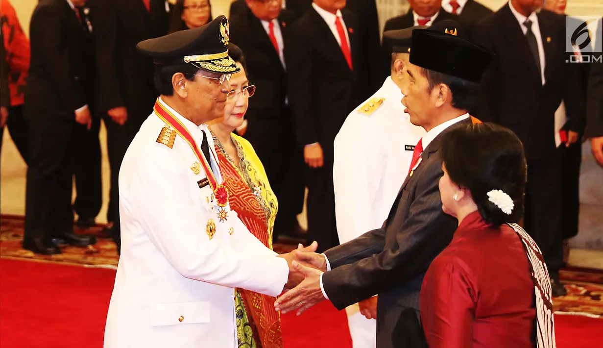 Presiden Jokowi memberikan selamat kepada Gubernur DIY Sri Sultan Hamengku Buwono X dan Wakil Gubernur DIY, KGPAA Paku Alam IX periode 2017-2022, usai pelantikan di Istana Negara, Jakarta, Selasa (10/10). (Liputan6.com/Angga Yuniar)