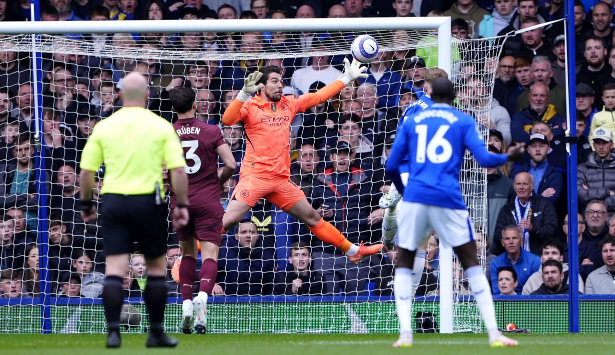 Kiper Manchester City, Stefan Ortega (tengah) menghalau bola tendangan pemain Everton dalam laga lanjutan Liga Inggris 2024/2025 di Goodison Park, Liverpool, Inggris, Sabtu (19/04/2025) waktu setempat. (AP Photo/Peter Byrne)