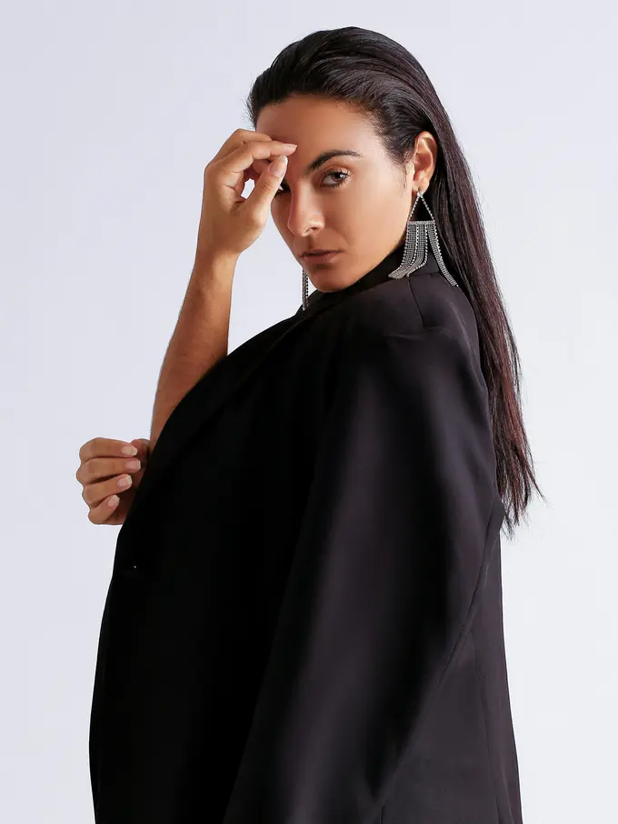 baju hitam serius mandiri tegas tegar tangguh ketus sinis