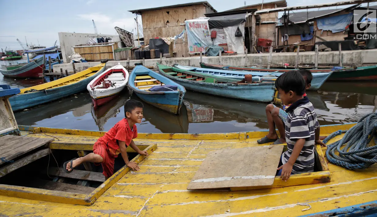 Sejumlah anak bermain di atas perahu di kawasan Luar Batang Jakarta, Selasa (14/11). Minimnya lahan bermain di kawasan tersebut membuat anak-anak memanfaatkan perahu yang bersandar untuk bermain. (Liputan6.com/Faizal Fanani)