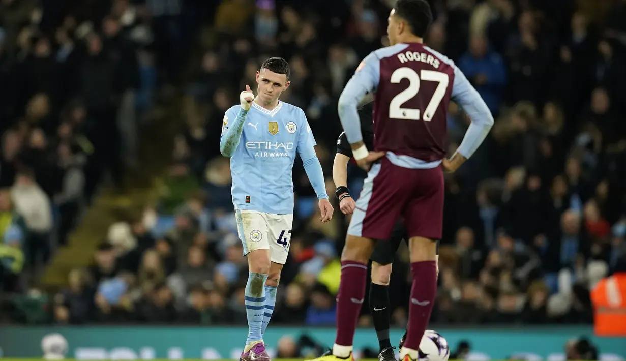 Selebrasi gelandang Manchester City, Phil Foden (kiri) setelah mencetak gol ketiga timnya ke gawang Aston Villa pada laga pekan ke-31 Premier League 2023/2024 di Etihad Stadium, Manchester, Rabu (3/4/2024) malam. (AP Photo/Dave Thompson)