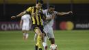 Gelandang Penarol Uruguay, Facundo Pellistri (kiri) berebut bola dengan bek Colo Colo dari Chile Ronald De La Fuente pada pertandingan fase grup Copa Libertadores di Stadion Campeon del Siglo di Banados de Carrasco, Departemen Montevideo, Uruguay, pada 29 September 2020. (AFP/Sandro Pereyra)