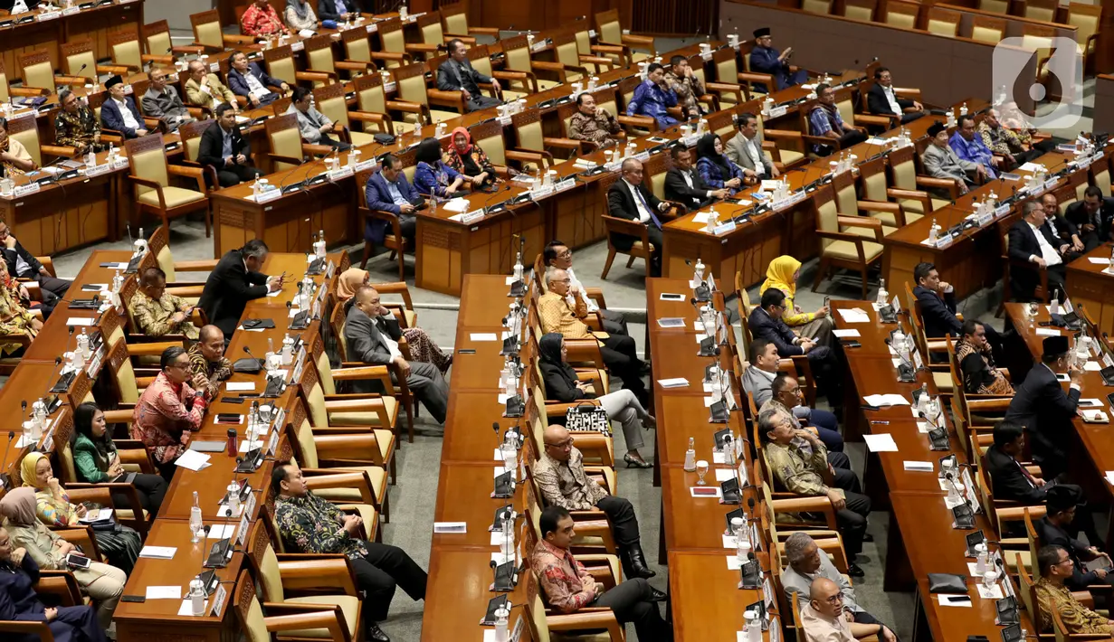 Anggota DPR mengikuti Rapat Paripurna pembukaan Masa Sidangan II 2019-2020 di Kompleks Parlemen, Senayan, Jakarta, Senin (13/1/2020). Setidaknya 290 anggota DPR tak hadir dalam rapat paripurna dengan agenda pidato pembukaan Masa Sidang II tahun 2019-2020 tersebut. (Liputan6.com/Johan Tallo)