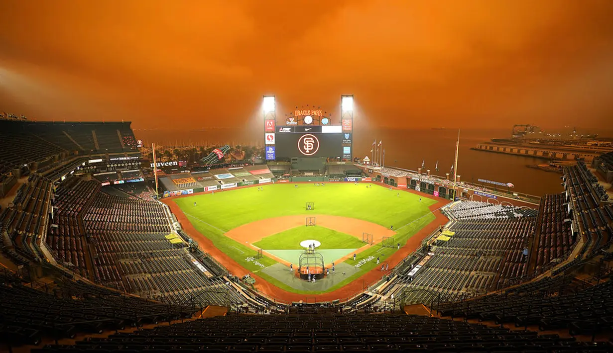 Kabut asap dari kebakaran hutan California menyelimuti langit Oracle Park di San Francisco, Amerika Serikat, Rabu (9/9/2020). Kebakaran hutan di seluruh Barat mengakibatkan langit San Francisco hingga Seattle berwarna oranye yang menakutkan. (AP Photo/Tony Avelar)