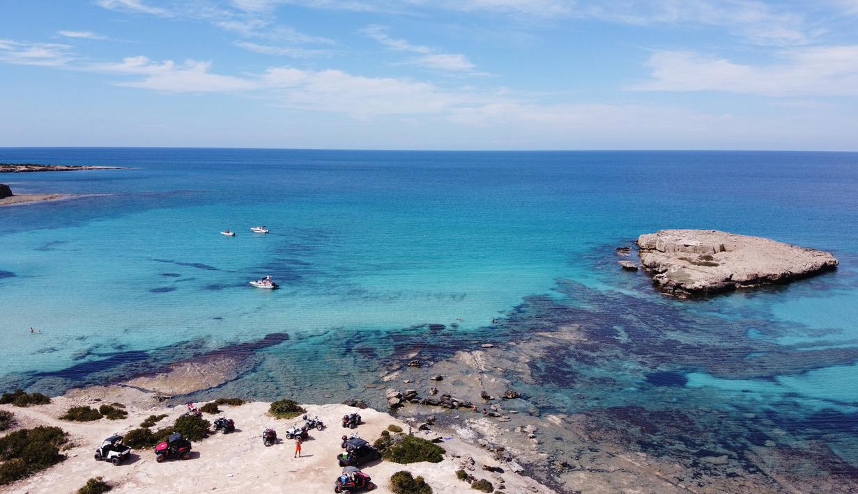 Pemandangan udara menunjukkan Semenanjung Akamas di sepanjang pantai barat Siprus (31/5/2020). Akamas adalah sebuah tanjung di ujung barat laut Siprus dengan luas 230 kilometer persegi. (AFP Photo/Etienne Torbey)