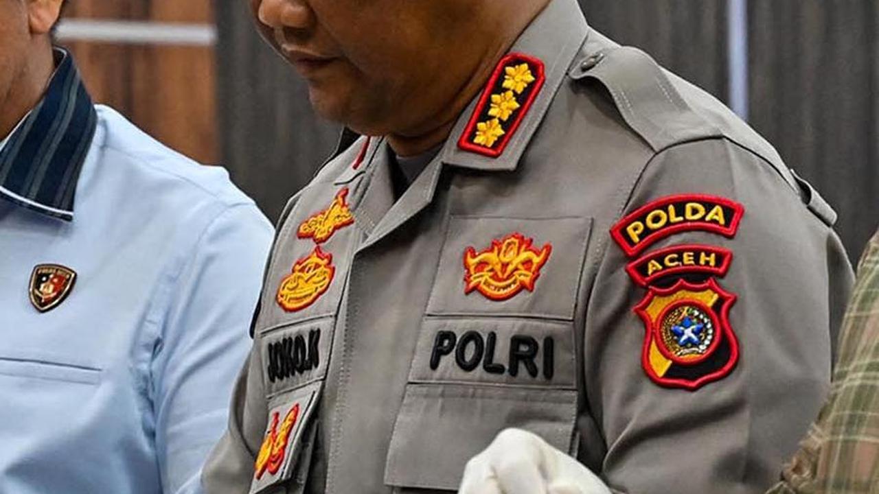 "Ada tokoh masyarakat namanya minta dirahasiakan, di Pidie yang dengan kesadaran sendiri menyerahkan 2 pucuk senpi laras panjang jenis M-16,"&nbsp;<br>kata Dirreskrimsus Polda Aceh Kombes Winardy, Rabu (6/9).