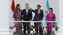 Presiden Joko Widodo (kedua kanan) didampingi Ibu Negara Iriana Joko Widodo (kanan) berbincang dengan Presiden Argentina Mauricio Macri (kedua kiri) serta istri Juliana Awada (kiri) di Istana Bogor, Rabu (26/6/2019). (AP/Achmad Ibrahim)