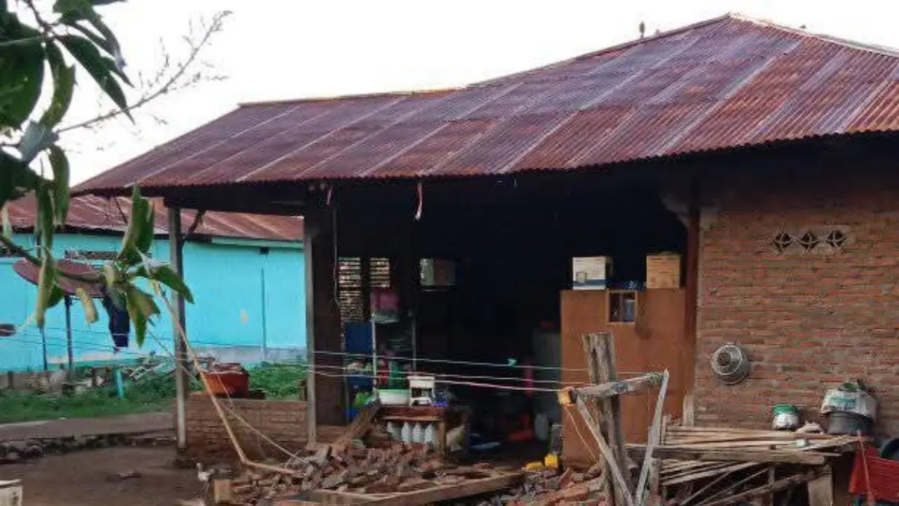 Rumah rusak dampak gempa NTT