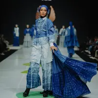  Merayakan Keindahan Perempuan Lewat Kasih, Alam, dan Warna Biru yang Abadi