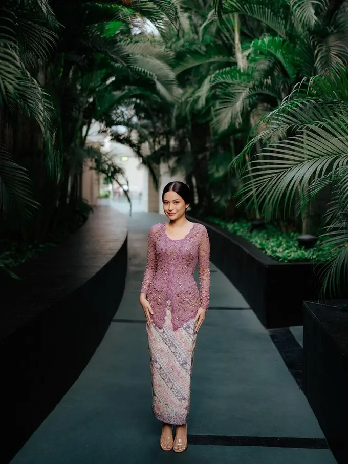 6 Pesona Anggun Hanggini Kenakan Kebaya Dusty Purple saat jadi Bridesmaid Pernikahan Sahabat