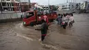 Truk mengevakuasi karyawan dan warga yang terjebak banjir di Jalan Boulevard Raya, Kelapa Gading, Jakarta, Kamis (15/2). Ketinggian banjir di kawasan ini mencapai 50 centimeter. (Liputan6.com/Arya Manggala)