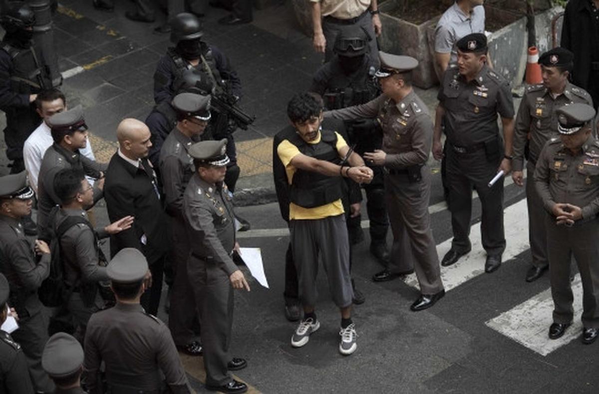 Ketatnya pengawalan tersangka bom Bangkok saat rekonstruksi