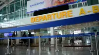 Area keberangkatan internasional terlihat di bandara Ngurah Rai di Tuban dekat Denpasar di pulau resor Bali (5/10/2021).  Bandara Ngurah Rai akan kembali dibukan pada 14 Oktober untuk beberapa pelancong internasional. (AFP/Sony Tumbelaka)