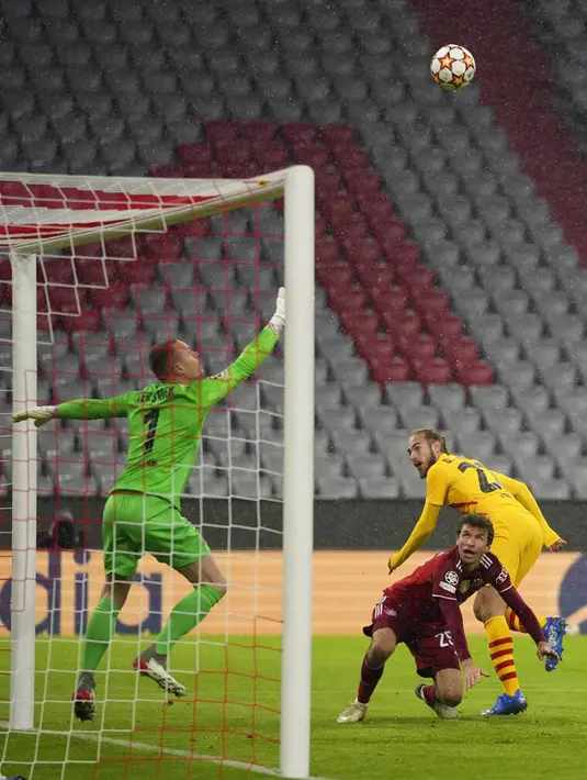 Pemain Bayern Munchen Thomas Mueller menyundul bola untuk mencetak gol ke gawang Barcelona pada pertandingan Grup E Liga Champions di Munich, Jerman, 8 Desember 2021. Bayern Munchen menang 3-0. (AP Photo/Matthias Schrader)