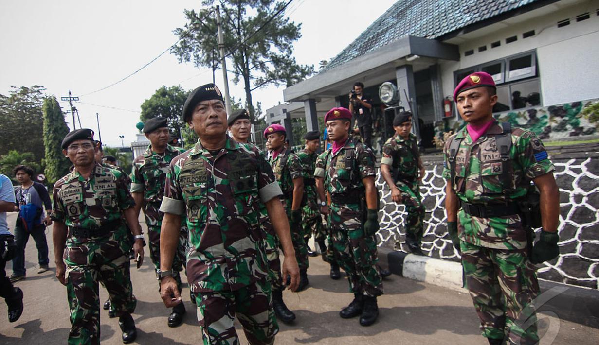 Sekitar pukul 10 pagi, Panglima TNI Jenderal TNI Moeldoko tiba di pangkalan Marinir Cilandak, Jakarta, Jumat (2/5/2014) (Liputan6.com/Faizal Fanani).
