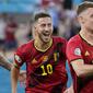 Pemain Timnas Belgia, Thorgan Hazard (kanan) dan Eden Hazard melakukan selebrasi usai mencetak gol ke gawang Portugal pada babak 16 besar Euro 2020 di Stadion La Cartuja, Minggu (27/7/2021). (AP Photo/Thanassis Stavrakis, Pool)
