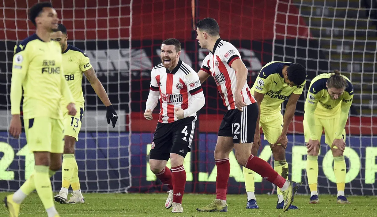 Gelandang Sheffield United, John Fleck (kiri tengah) merayakan kemenangan atas Newcastle United pada laga pekan ke-18 Liga Inggris di Bramall Lane, Rabu (13/1/2021) dini hari WIB. Sheffield memetik kemenangan perdana di Liga Inggris musim ini usai menang 1-0 atas Newcastle. (Oli Scarff/Pool via AP)
