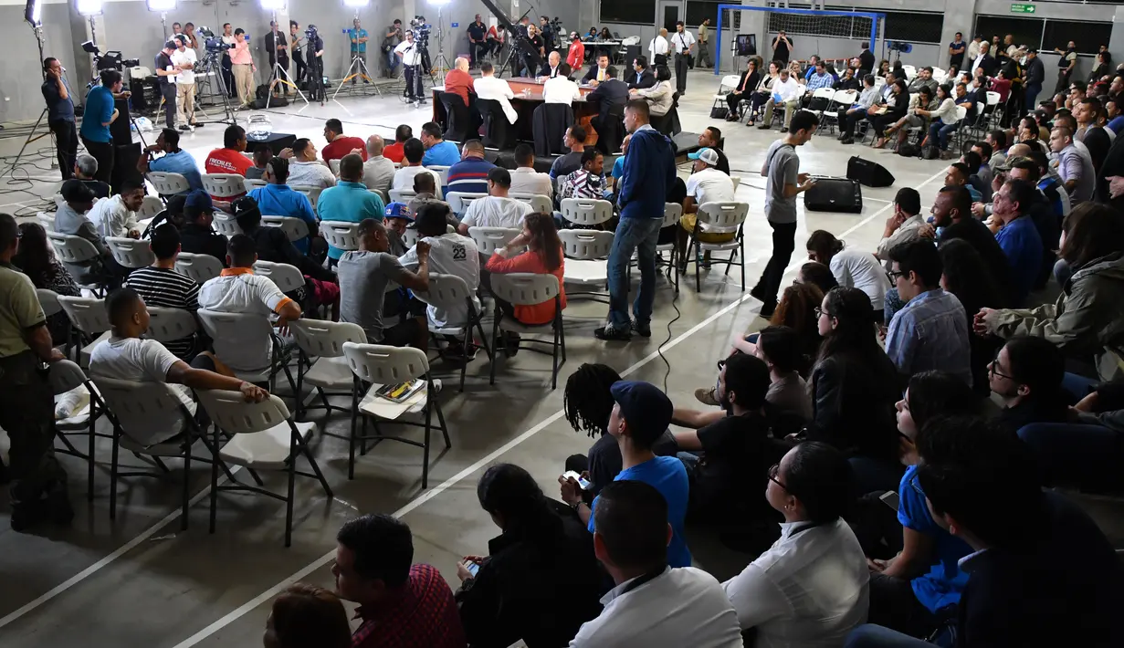 Suasana debat presiden untuk pilpres Kosta Rika 2018 yang digelar di dalam penjara La Reforma, di Alajuela, Kosta Rika (2/11). (AFP Photo/Ezequiel Becerra)