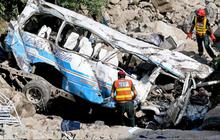 FOTO: Tragis! 35 Penumpang Tewas Usai Bus Terjun ke Jurang