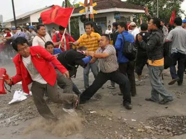 Aparat terlibat bentrok dengan demonstran saat membubarkan blokir jalur KA yang dilakukan oleh demonstran di Pintu perlintasan KA Stasiun Purwokerto, Banyumas, Jateng, Jumat (30/3). Mereka menolak rencana kenaikan BBM yang akan dilakukan pemerintah dengan cara memblokir jalur KA tersebut. (Antara)