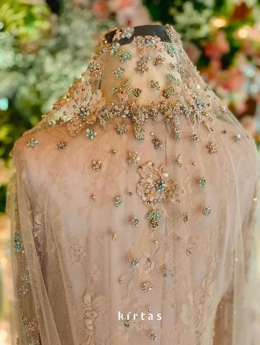 Sentuhan soft blue dan teal ditambahkan melalui beads flowers pada kebaya @kirtasofficial.