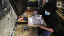 Fitri (40) menyelesaikan jasa sablon sajadah di Amang Sablon, Kebon Melati, Jakarta Pusat, Kamis (7/4/2022). Amang Sablon kini mampu menyelesaikan produksi sablon sajadah sebanyak 17-20 kodi per hari. (merdeka.com/Iqbal S. Nugroho)
