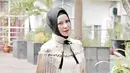 Nah, yang ini juga glamor banget, terlihat dari model dan warna gold pada dress yang dipakai Angel ini. Istri Vicky ini cukup piawai dalam memadukan hijabnya, terbukti dengan caranya memakai kerudung hitam kali ini. (Instagram/angellelga)