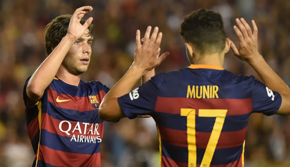 Gelandang Barcelona, Sergi Roberto (kiri) melakukan selebrasi dengan Munir El Haddadi usai mencetak gol pada laga International Champions Cup 2015 di Rose Bowl, California, Rabu (22/7/2015). Barcelona menang 2-1 atas LA Galaxy. (AFP PHOTO/Stephen Dunn)