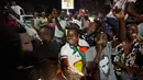 Warga Zimbabwe bernyanyi menyambut kabar Presiden Robert Mugabe mengundurkan diri di sebuah persimpangan pusat kota Harare, Selasa (21/11). Mugabe sebelumnya menolak untuk mengundurkan diri, meski ada pengambilalihan militer pekan lalu. (AP/Ben Curtis)