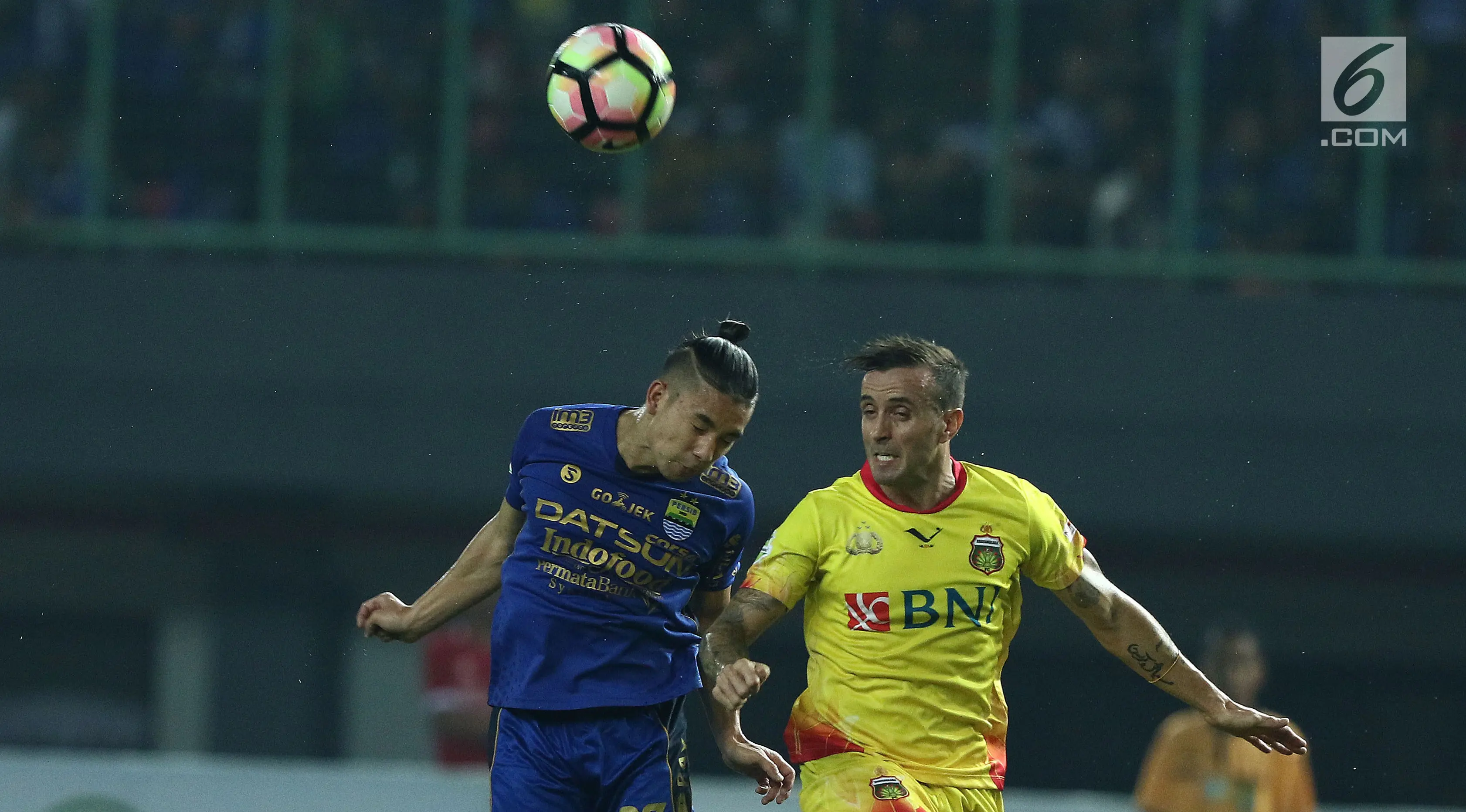 Pemain tengah Bhayangkara FC, Paulo Sergio M Goncalves (kanan) berebut bola dengan gelandang Persib, Kim Jeffrey Kurniawan dilanjutan Liga 1. (Liputan6.com/Helmi Fithriansyah)