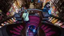 Suasana toko buku Lello di Porto, Portugal, Sabtu (12/1). Toko buku legendaris ini disebut-sebut sebagai salah satu toko buku terindah di dunia. (MIGUEL RIOPA/AFP)