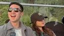 Kedekatan artis ini semakin terlihat dalam potret terakhir yang menunjukkan Verrell tertawa lepas, sementara Fuji tersenyum kalem di sampingnya. Suasana gondola dengan latar pegunungan hijau dan pagoda khas Genting Highlands semakin menambah kesan romantis. Momen ini membuat penggemar semakin penasaran dengan hubungan mereka. (Liputan6.com/Tiktok/@mybramastavrl)