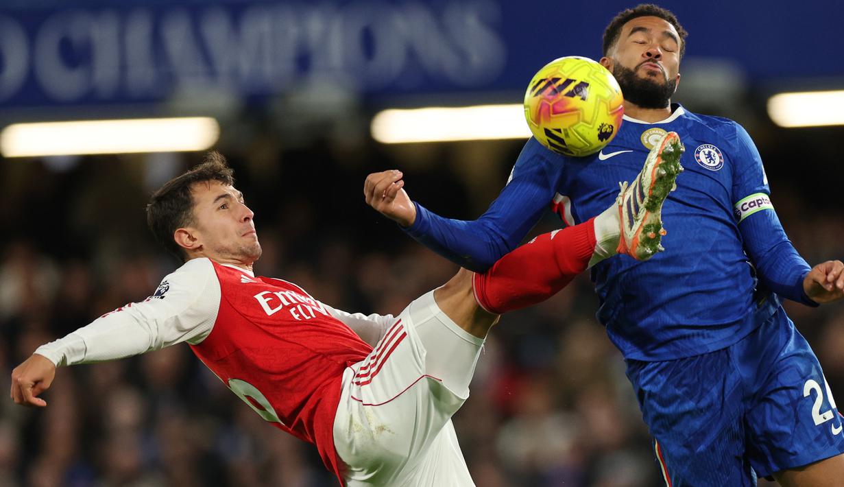 Pemain Arsenal, Martin Zubimendi (kiri) berebut bola dengan pemain Chelsea, Reece James dalam laga lanjutan Liga Inggris 2025/2026 di Stamford Bridge, London, Minggu (30/11/2025). (AP Photo/Ian Walton)